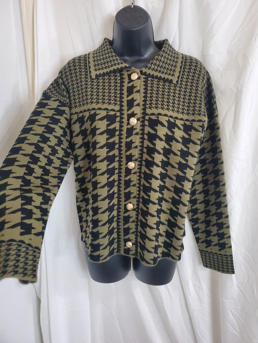 Jessica Simpson green black houndstooth style collared gold button down sweater